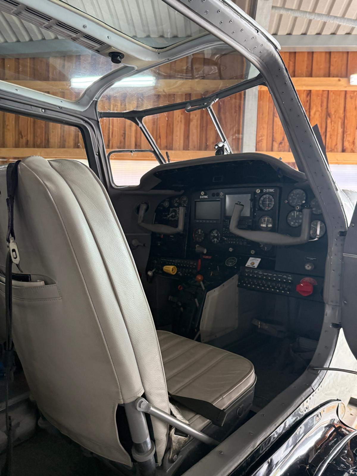 Rundflug mit der legendären Yakovlev Yak-18T über Leipzig ab Flugplatz Taucha