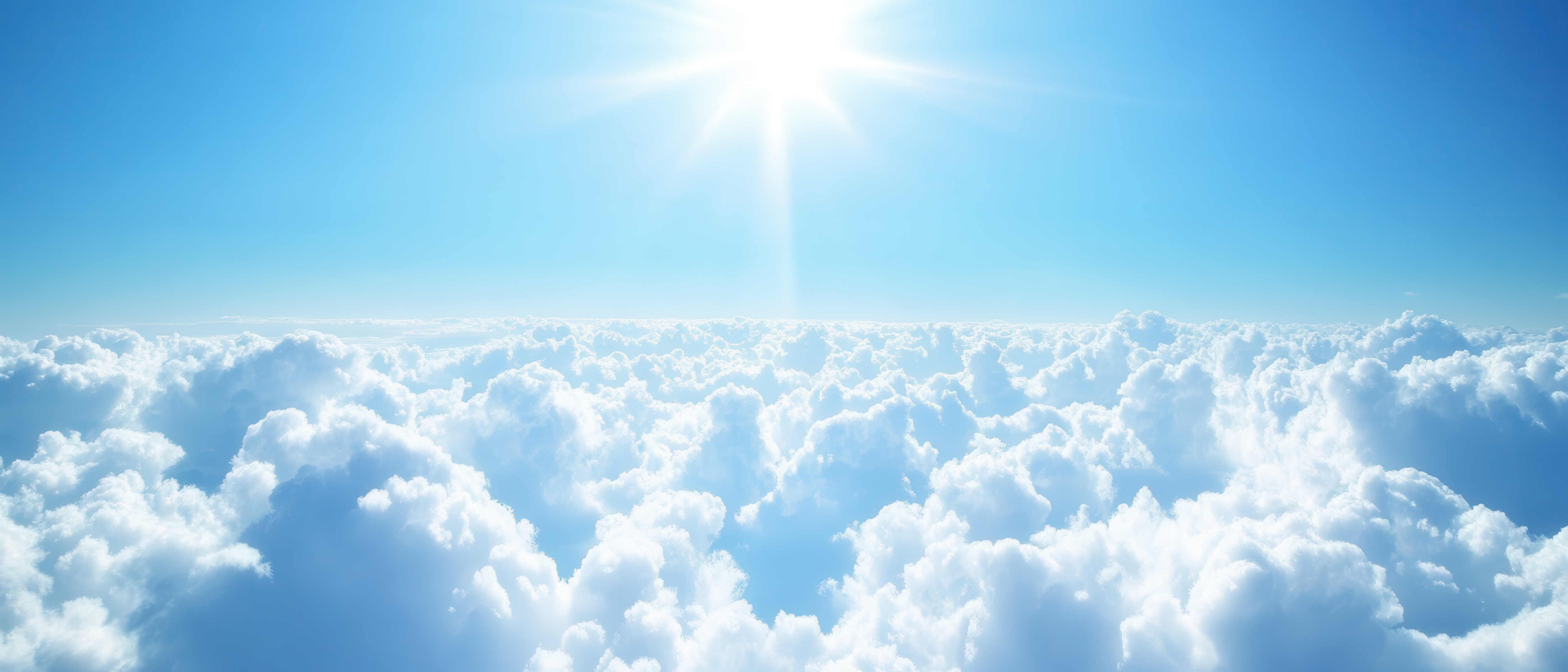 Höhenflug über Leipzig und Umgebung – Das unvergessliche Erlebnis ab Flugplatz Taucha Ein strahlend blauer Himmel mit der Sonne, die über einer weiten Wolkendecke erscheint